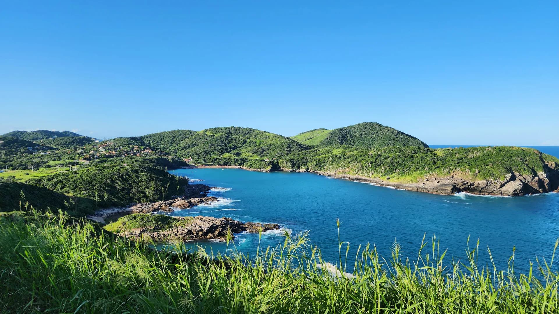 Vista panorâmica real da Praia do Forno em Armação dos Búzios
