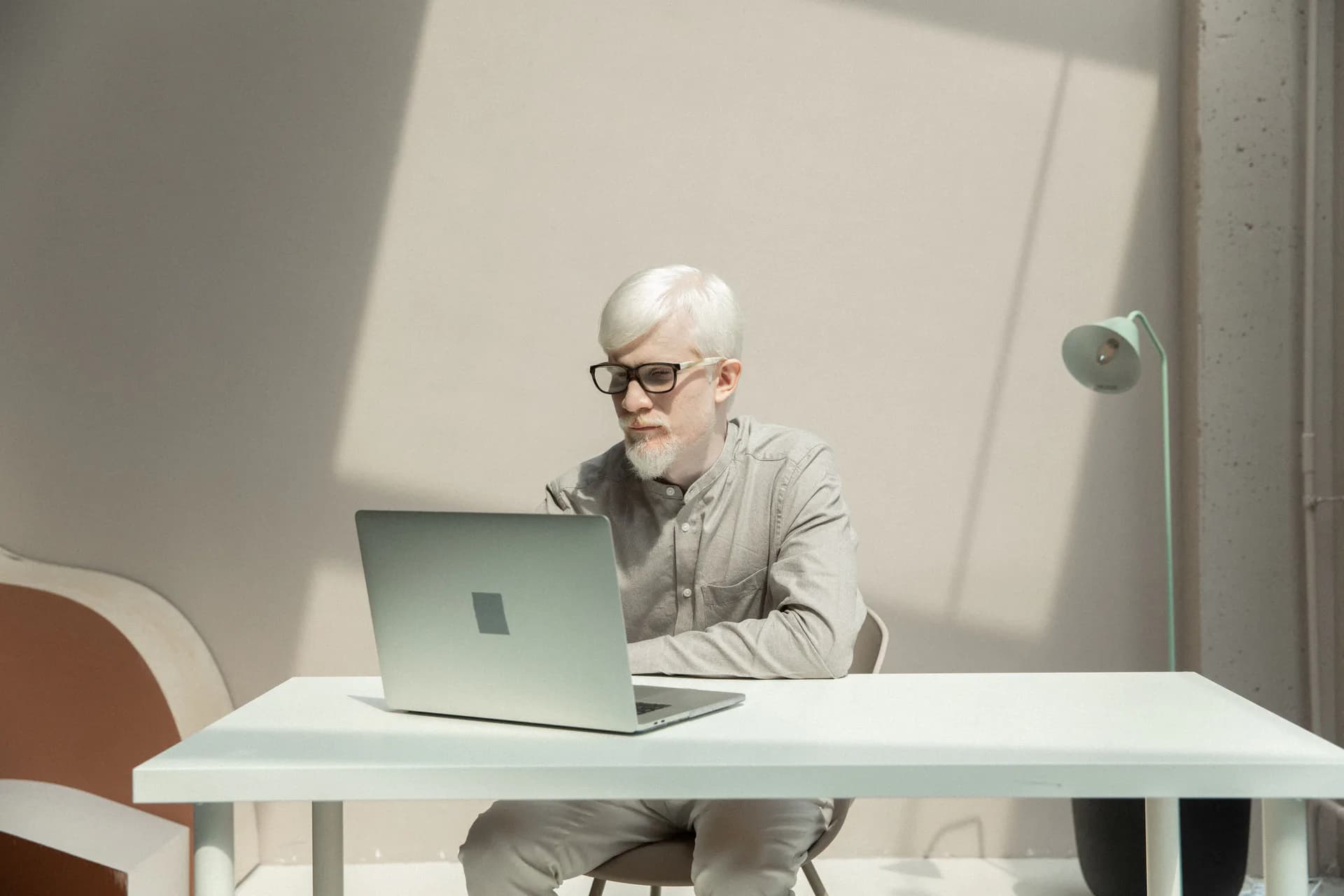 Profissional trabalhando com notebook em um espaço contemporâneo